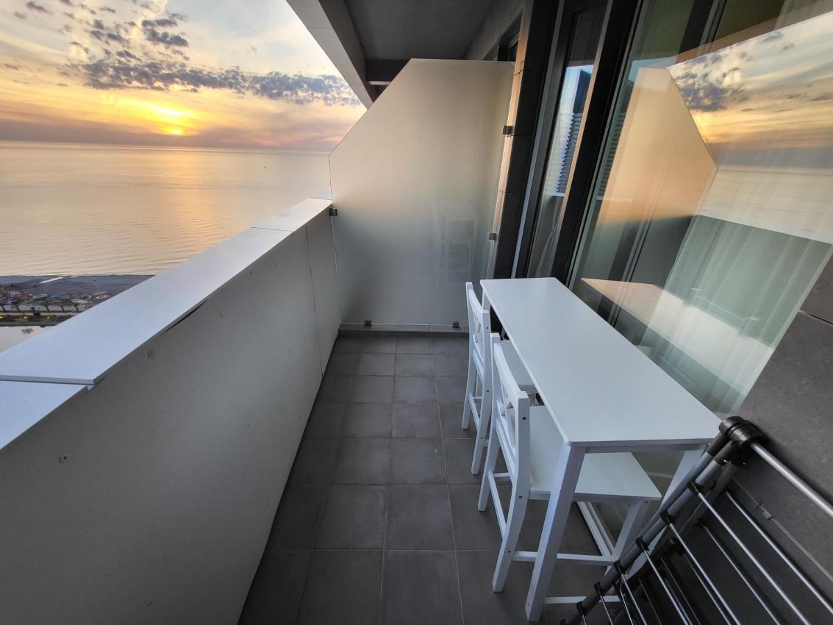 Holiday Apartments Батуми Экстерьер фото